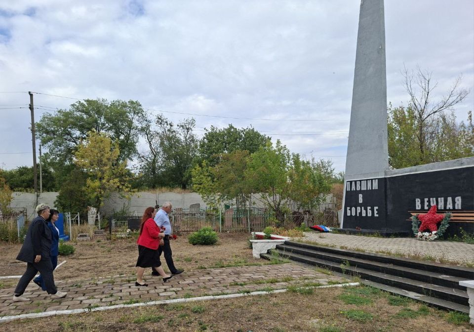 По случаю 82-й годовщины освобождения Мариуполя от немецко-фашистских захватчиков состоялось возложения цветов на Братские могилы, расположенные на территории Ильичевского района города Мариуполь По случаю 82-й годовщины освобождения Мариуполя от немецко-фашистских захватчиков состоялось возложения цветов на Братские могилы, расположенные на территории Ильичевского района города Мариуполь