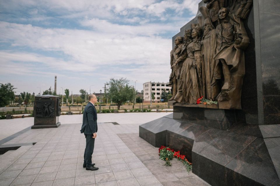 Антон Кольцов: По случаю 82-й годовщины освобождения Мариуполя от немецко-фашистских захватчиков к монументу "Мариуполь – город воинской славы" возложил цветы Антон Кольцов: По случаю 82-й годовщины освобождения Мариуполя от немецко-фашистских захватчиков к монументу "Мариуполь – город воинской славы" возложил цветы