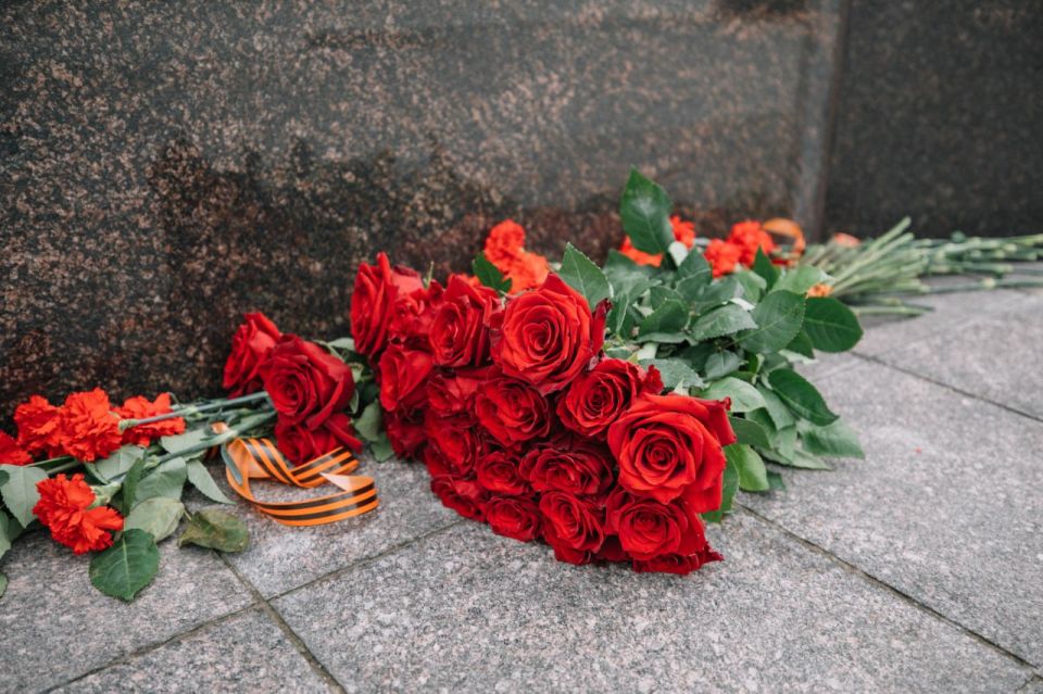 Антон Кольцов: По случаю 82-й годовщины освобождения Мариуполя от немецко-фашистских захватчиков к монументу "Мариуполь – город воинской славы" возложил цветы Антон Кольцов: По случаю 82-й годовщины освобождения Мариуполя от немецко-фашистских захватчиков к монументу "Мариуполь – город воинской славы" возложил цветы