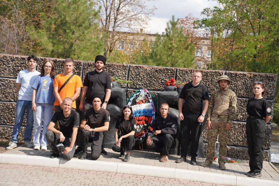 Мемориальная акция "Город-герой:Мариуполь" Мемориальная акция "Город-герой:Мариуполь"