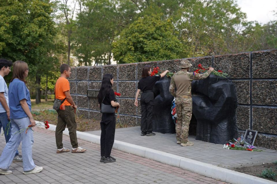 Мемориальная акция "Город-герой:Мариуполь" Мемориальная акция "Город-герой:Мариуполь"