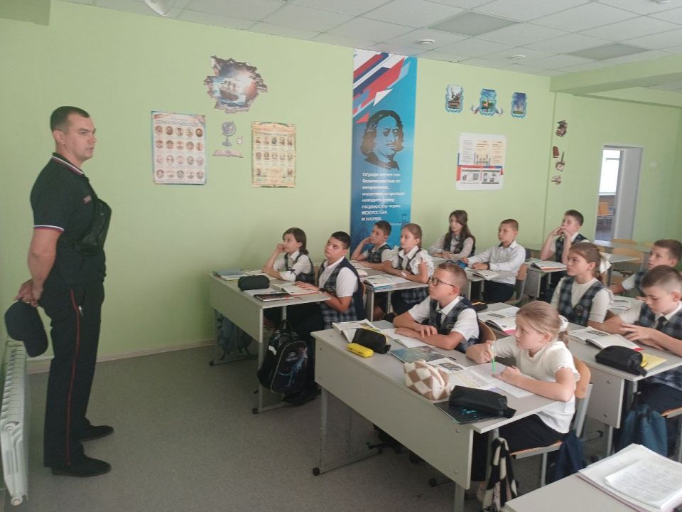 В Мариуполе полицейские побеседовали со школьниками об информационной безопасности В Мариуполе полицейские побеседовали со школьниками об информационной безопасности