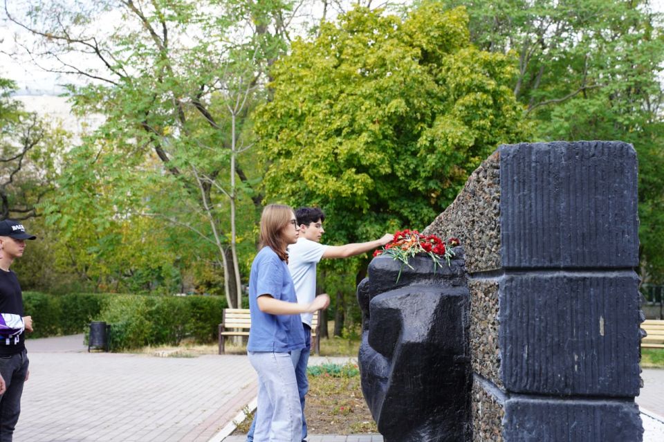 Мемориальная акция "Город-герой:Мариуполь" Мемориальная акция "Город-герой:Мариуполь"