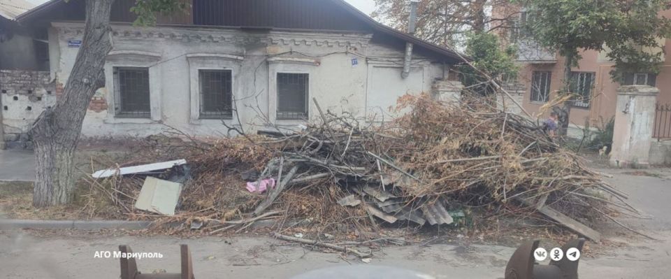 Мариупольские коммунальщики освободили улицы города от 80 кубометров мусора