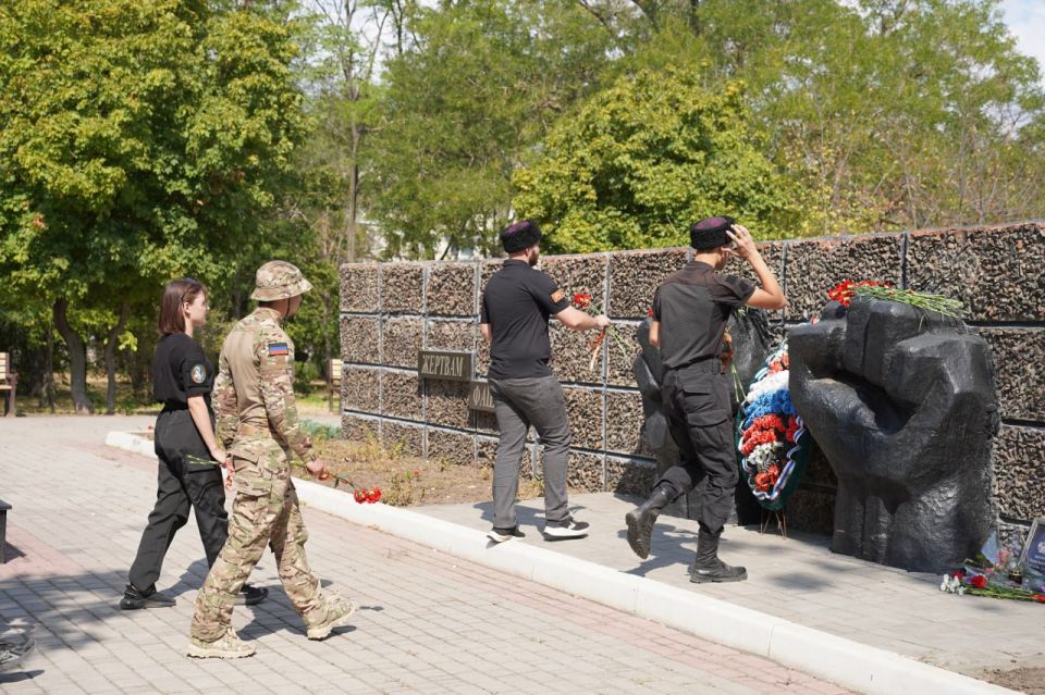 Мемориальная акция "Город-герой:Мариуполь" Мемориальная акция "Город-герой:Мариуполь"