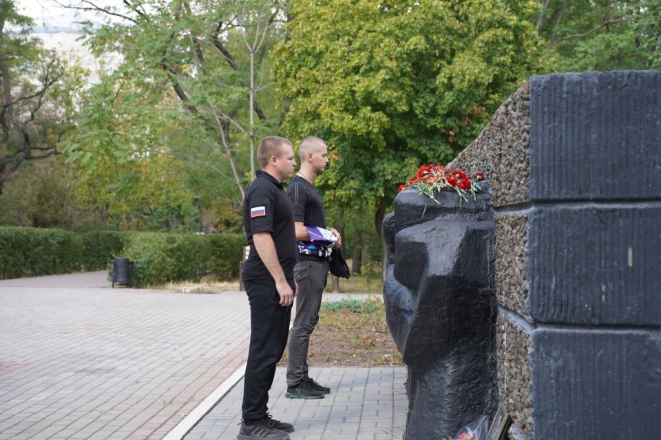 Мемориальная акция "Город-герой:Мариуполь" Мемориальная акция "Город-герой:Мариуполь"