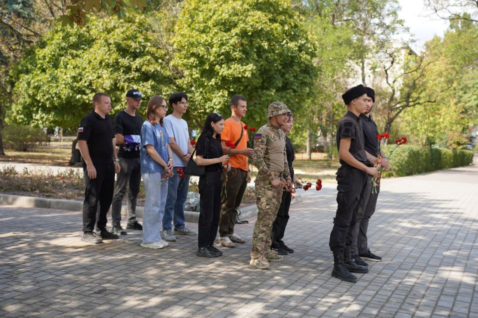 Мемориальная акция "Город-герой:Мариуполь" Мемориальная акция "Город-герой:Мариуполь"