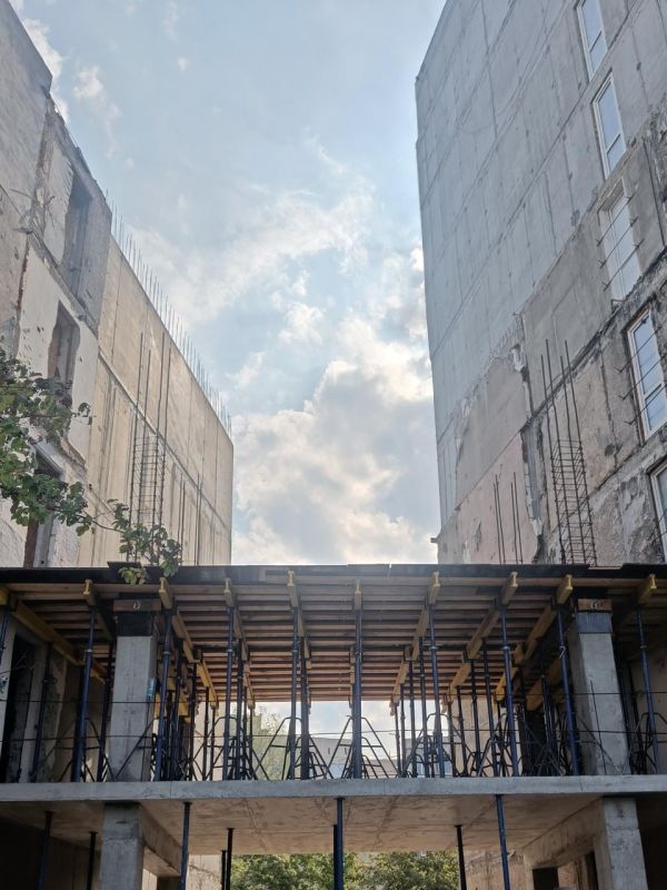 Строители Московской области завершают комплексное обновление девятиэтажки на левобережье Строители Московской области завершают комплексное обновление девятиэтажки на левобережье