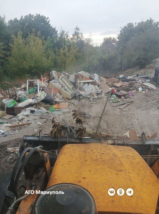 Мариупольские коммунальщики освободили улицы города от 80 кубометров мусора Мариупольские коммунальщики освободили улицы города от 80 кубометров мусора