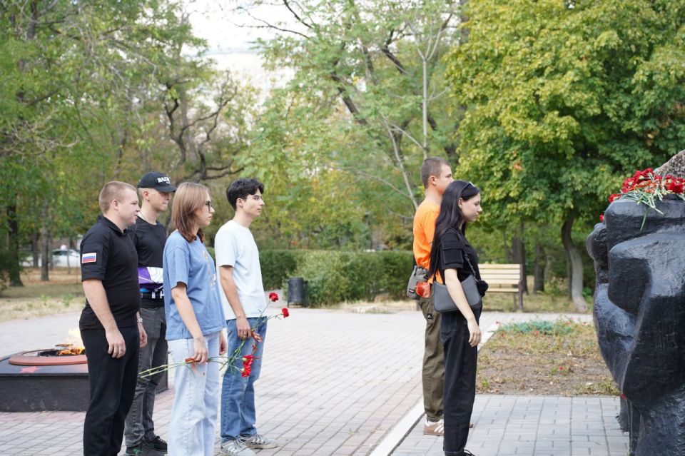 Мемориальная акция "Город-герой:Мариуполь" Мемориальная акция "Город-герой:Мариуполь"