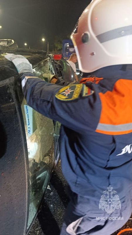 В Мариуполе сотрудники МЧС России спасли пострадавшего при ДТП В Мариуполе сотрудники МЧС России спасли пострадавшего при ДТП