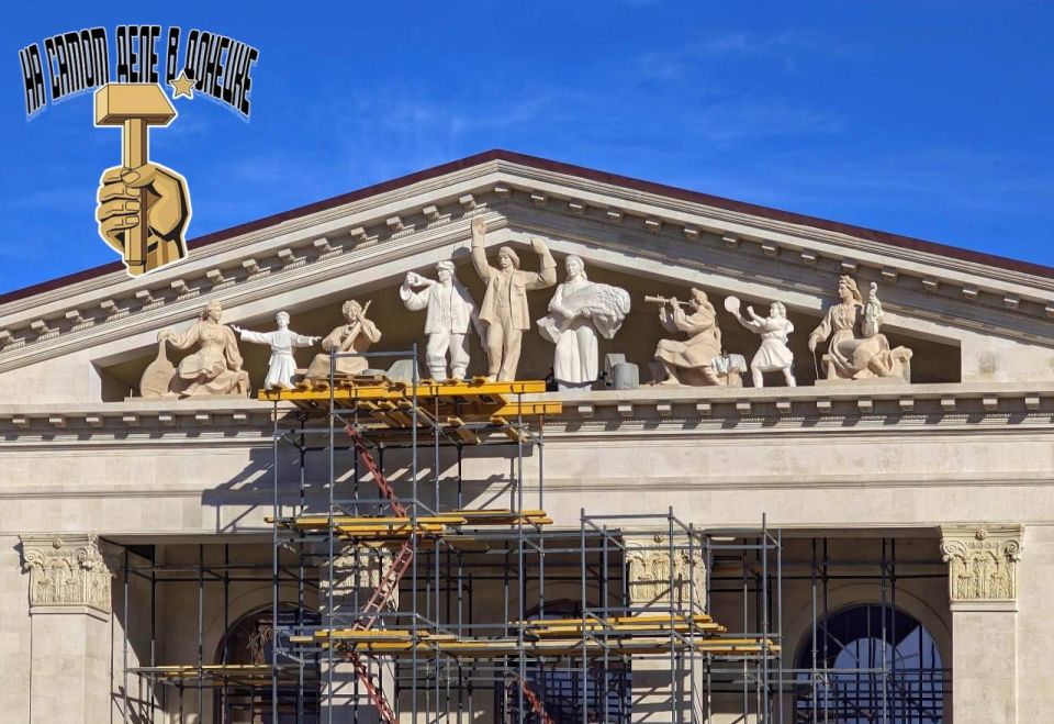 В Мариуполе завершили установку фигур на драмтеатре