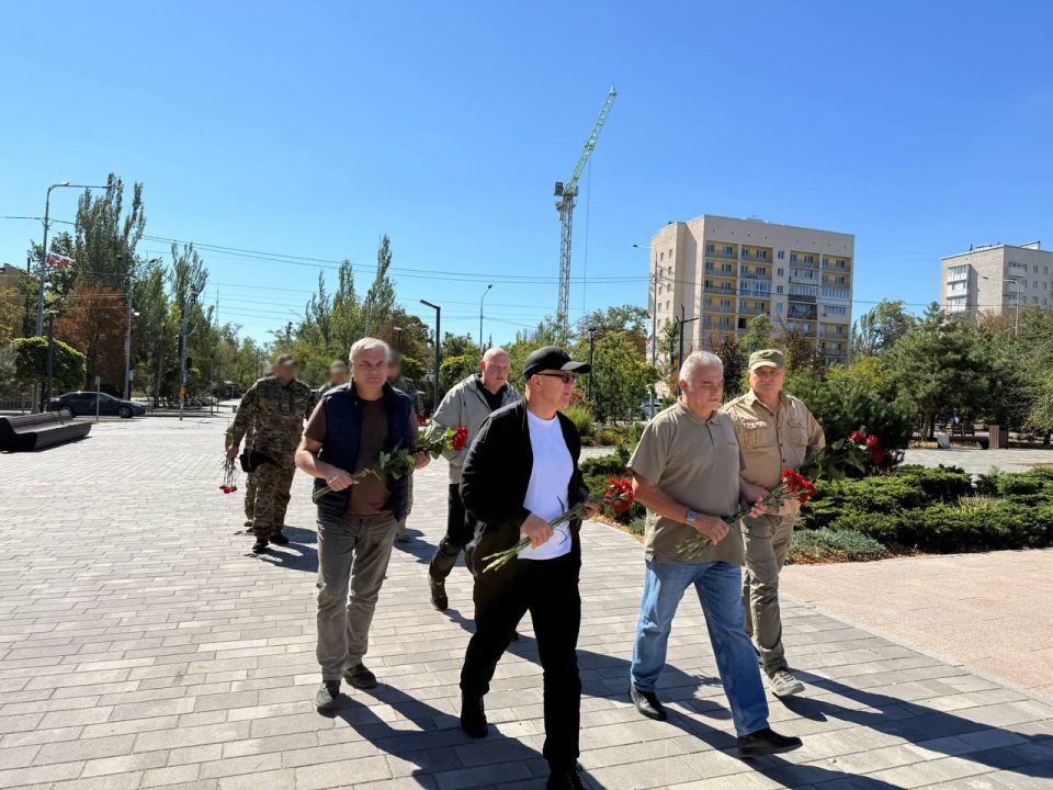 В Мариуполе сегодня возлагают цветы к памятнику Александру Невскому