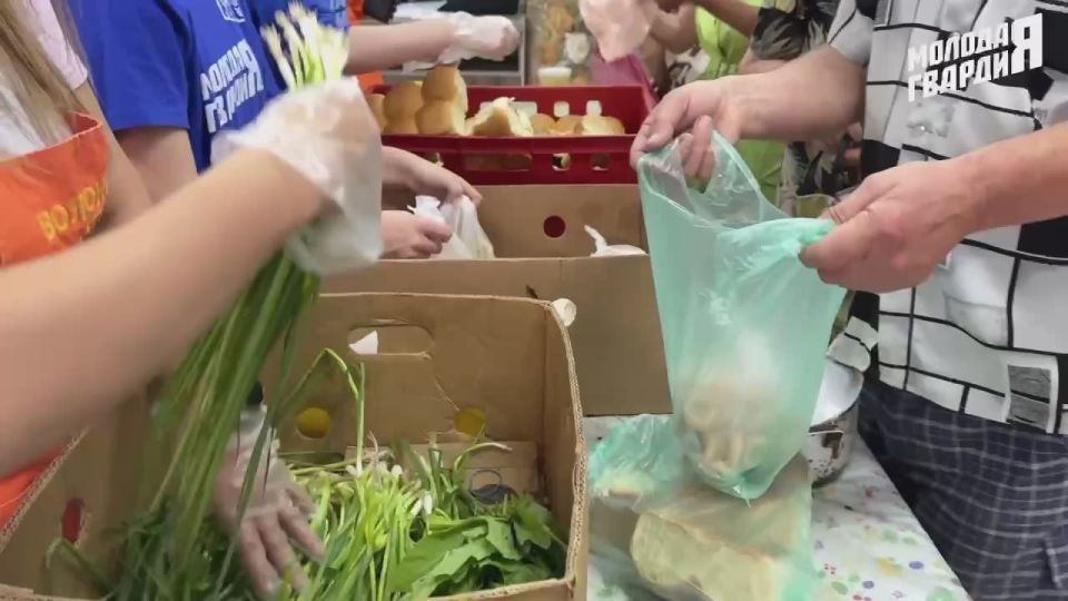 Мариуполь. «Молодая Гвардия Единой России» совместно с благотворительным фондом «Пища жизни» раздали горячие обеды нуждающимся местным жителям Молодогвардейцы раздали более 600 литров каши, свыше 1 700 хлебобулочных...