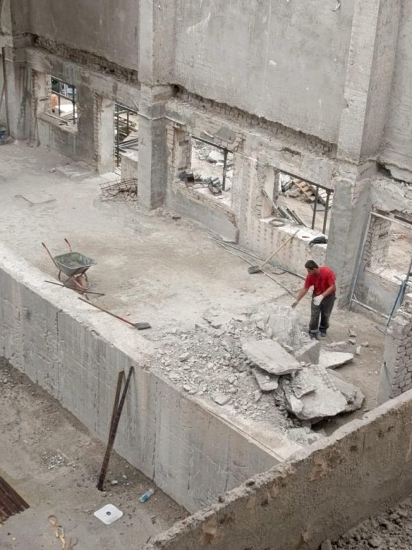 В Мариуполе продолжается восстановление спорткомплекса «Нептун» В Мариуполе продолжается восстановление спорткомплекса «Нептун»