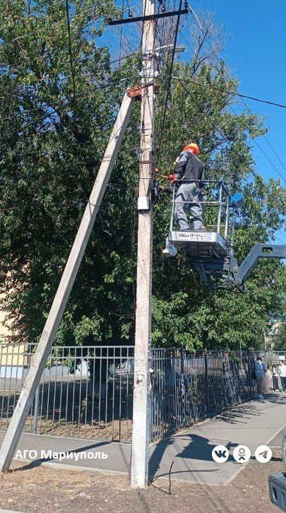Энергетики демонтировали поврежденные электроопоры в двух районах Мариуполя Энергетики демонтировали поврежденные электроопоры в двух районах Мариуполя