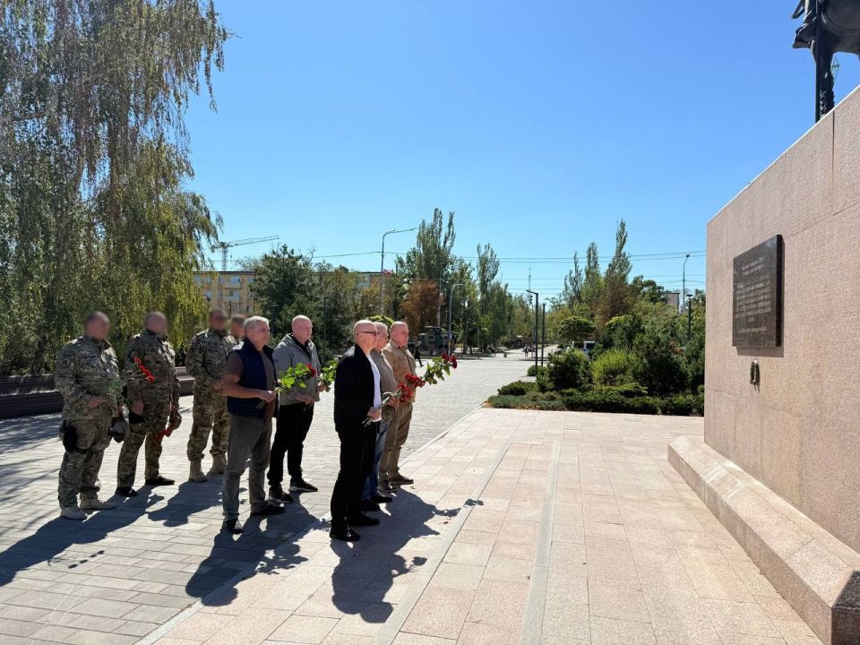В Мариуполе сегодня возлагают цветы к памятнику Александру Невскому В Мариуполе сегодня возлагают цветы к памятнику Александру Невскому
