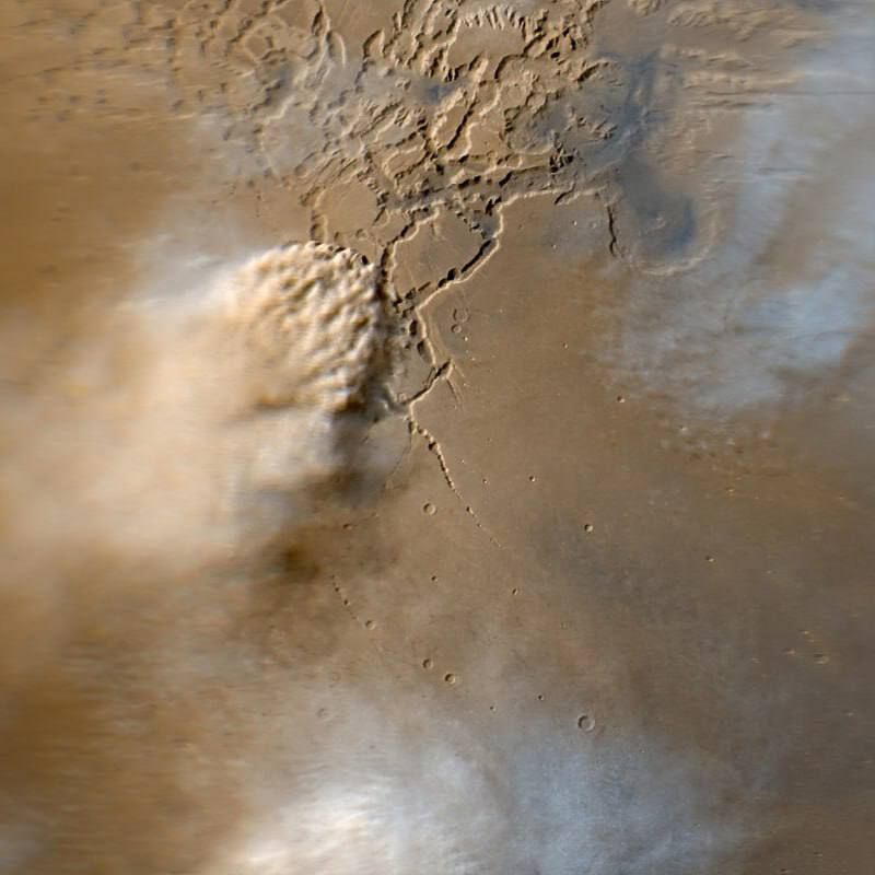 Лабиринт Ночи - одна из уникальных "достопримечательностей" Марса: это запутанная сеть глубоких каньонов, избороздивших поверхность планеты Лабиринт Ночи - одна из уникальных "достопримечательностей" Марса: это запутанная сеть глубоких каньонов, избороздивших поверхность планеты