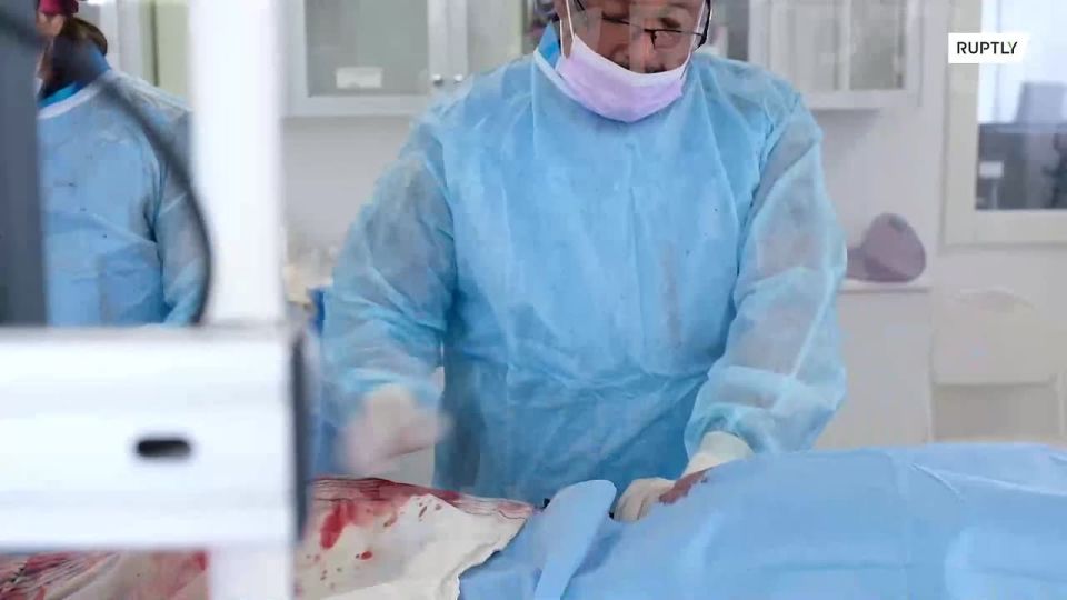 «Было предложение уехать на родину, но я решил остаться здесь и ни о чем не жалею», — боливийский врач из Мариуполя рассказал Ruptly, как запустил сердечно-сосудистую помощь в Запорожской области