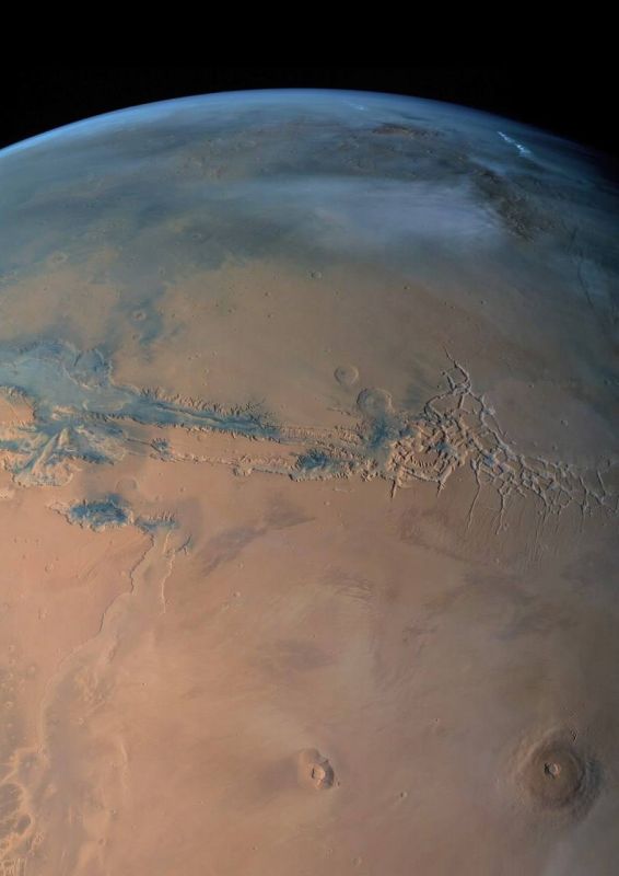 Лабиринт Ночи - одна из уникальных "достопримечательностей" Марса: это запутанная сеть глубоких каньонов, избороздивших поверхность планеты