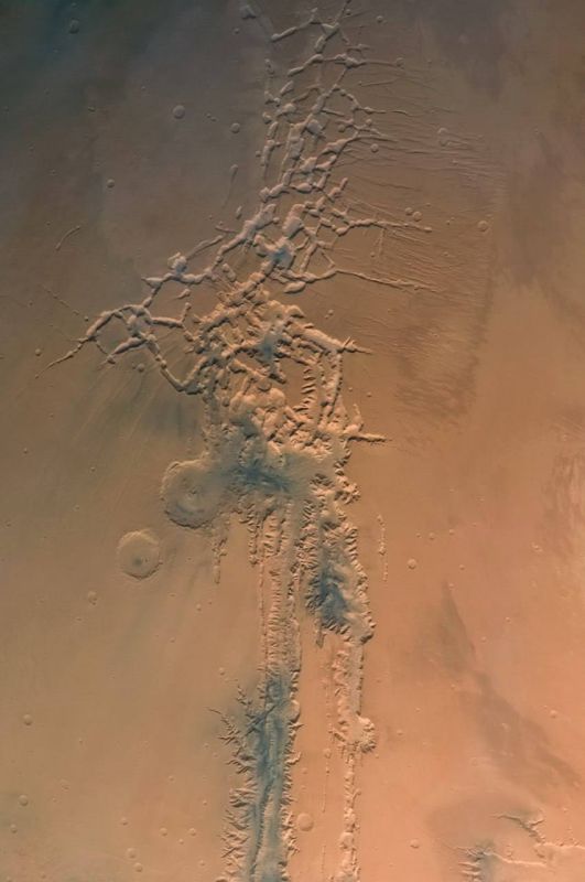 Лабиринт Ночи - одна из уникальных "достопримечательностей" Марса: это запутанная сеть глубоких каньонов, избороздивших поверхность планеты Лабиринт Ночи - одна из уникальных "достопримечательностей" Марса: это запутанная сеть глубоких каньонов, избороздивших поверхность планеты