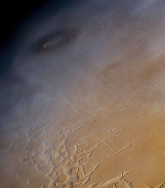 Лабиринт Ночи - одна из уникальных "достопримечательностей" Марса: это запутанная сеть глубоких каньонов, избороздивших поверхность планеты Лабиринт Ночи - одна из уникальных "достопримечательностей" Марса: это запутанная сеть глубоких каньонов, избороздивших поверхность планеты