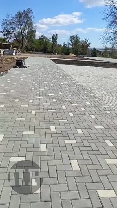 На левобережном спуске уже готова смотровая площадка