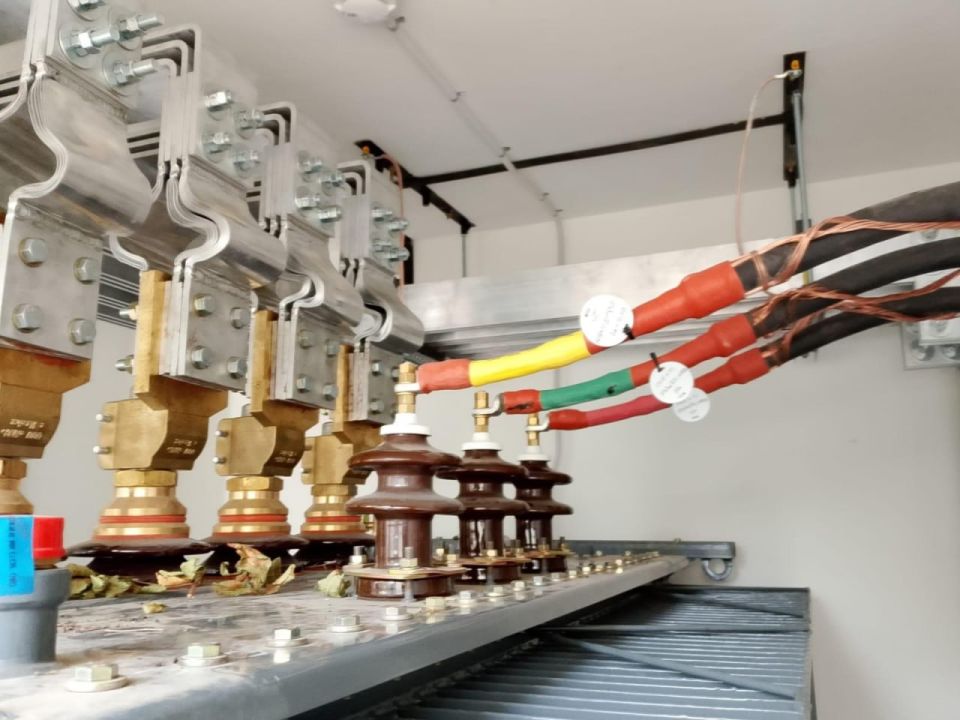 Петербуржские энергетики продолжают подключение Мариупольского драмтеатра к электросетям Петербуржские энергетики продолжают подключение Мариупольского драмтеатра к электросетям