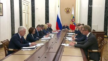 Глава государства проводит совещание по экономическим вопросам