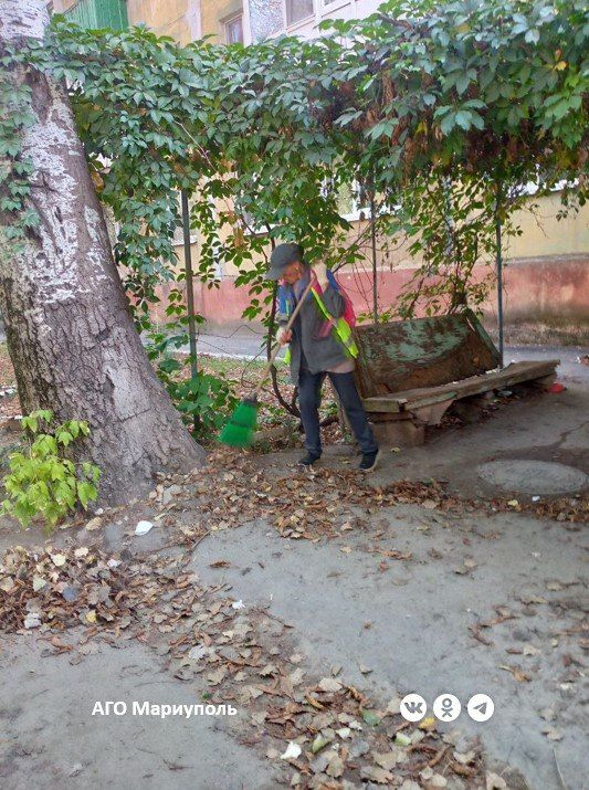 На выходных коммунальщики провели уборку дворов в двух районах Мариуполя На выходных коммунальщики провели уборку дворов в двух районах Мариуполя