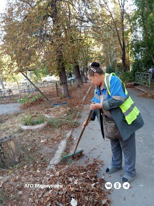 На выходных коммунальщики провели уборку дворов в двух районах Мариуполя На выходных коммунальщики провели уборку дворов в двух районах Мариуполя