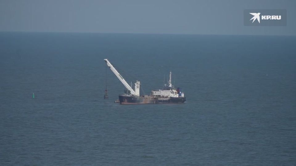 Плавучий кран, землесос и грунтоотвоз: Спецсуда «Росморречфлота» выполняют дноуглубительные работы в акватории Мариуполя