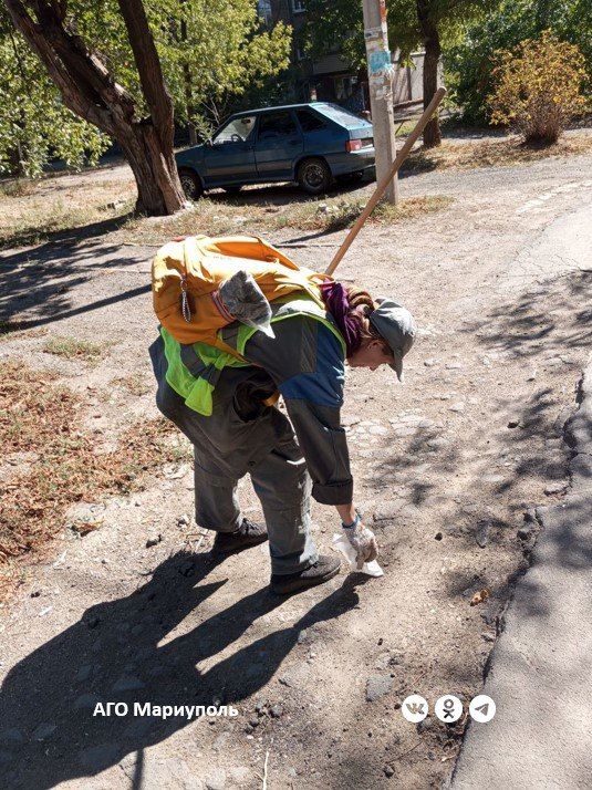 На выходных коммунальщики провели уборку дворов в двух районах Мариуполя На выходных коммунальщики провели уборку дворов в двух районах Мариуполя