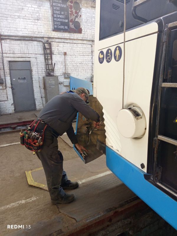 Мариупольтранс: Специалисты автобусного и троллейбусного парка МУП "МАРИУПОЛЬТРАНС" ежедневно производят осмотр и наладку основных узлов и агрегатов подвижного состава Мариупольтранс: Специалисты автобусного и троллейбусного парка МУП "МАРИУПОЛЬТРАНС" ежедневно производят осмотр и наладку основных узлов и агрегатов подвижного состава