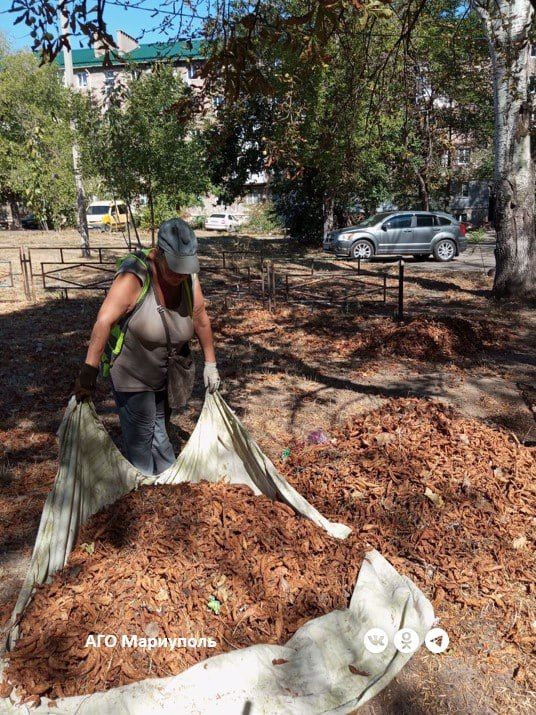 На выходных коммунальщики провели уборку дворов в двух районах Мариуполя На выходных коммунальщики провели уборку дворов в двух районах Мариуполя
