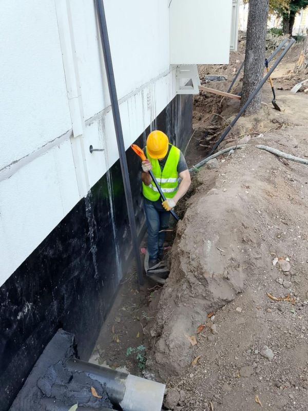 Петербуржские энергетики продолжают подключение Мариупольского драмтеатра к электросетям Петербуржские энергетики продолжают подключение Мариупольского драмтеатра к электросетям