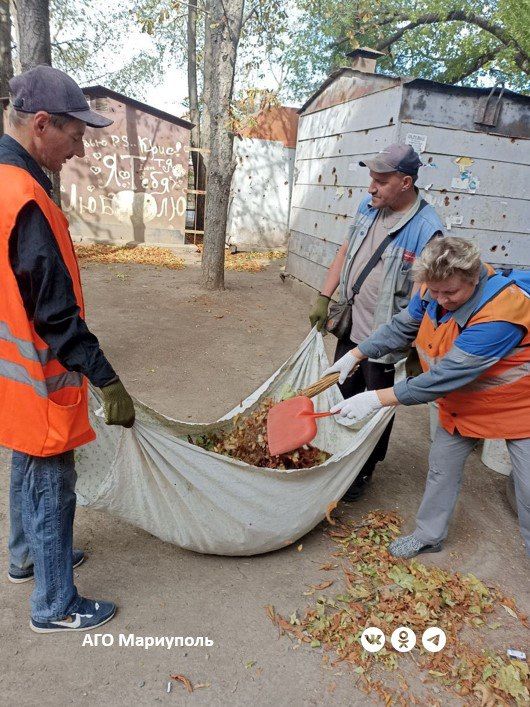 Мариупольские коммунальщики провели уборку дворов в Ильичевском и Орджоникидзевском районах Мариупольские коммунальщики провели уборку дворов в Ильичевском и Орджоникидзевском районах
