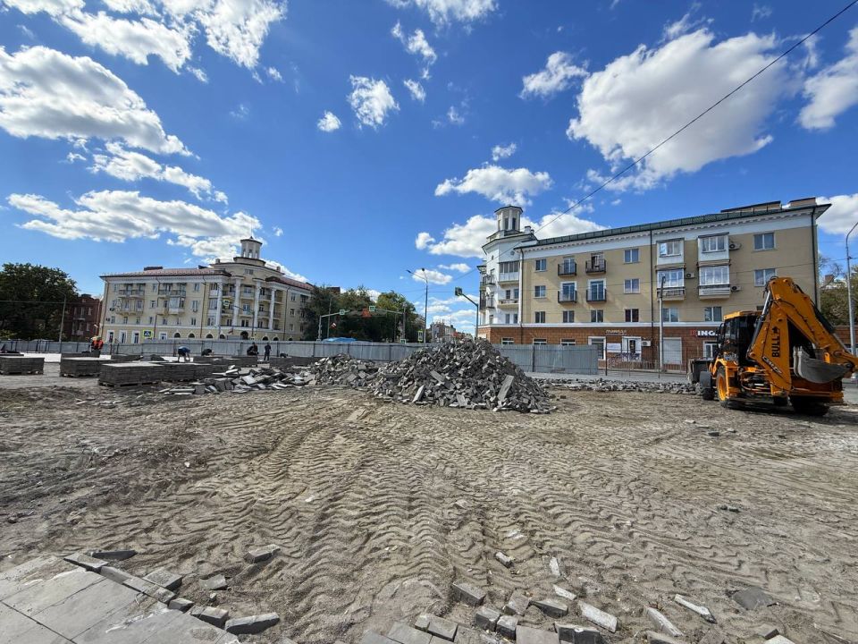 Специалисты из Санкт-Петербурга благоустраивают территорию драмтеатра в Мариуполе Специалисты из Санкт-Петербурга благоустраивают территорию драмтеатра в Мариуполе