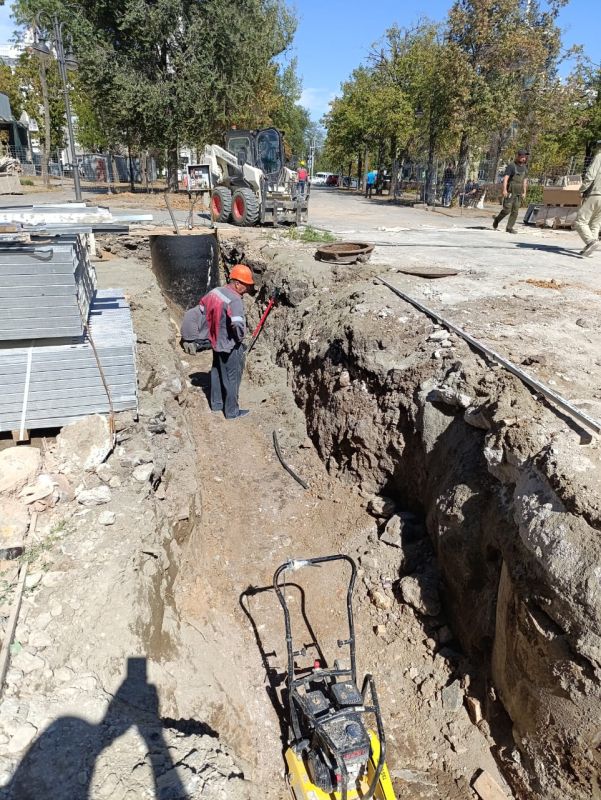 Петербургские энергетики продолжают подключение Мариупольского драмтеатра к электросетям Петербургские энергетики продолжают подключение Мариупольского драмтеатра к электросетям