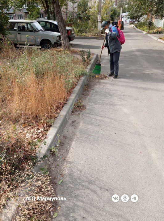 Мариупольские коммунальщики провели уборку дворов в Ильичевском и Орджоникидзевском районах Мариупольские коммунальщики провели уборку дворов в Ильичевском и Орджоникидзевском районах