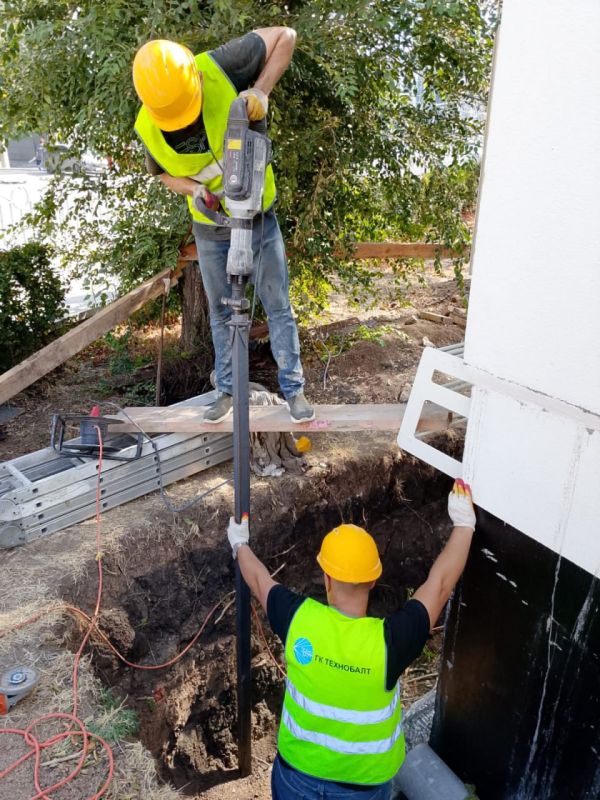 Петербургские энергетики продолжают подключение Мариупольского драмтеатра к электросетям Петербургские энергетики продолжают подключение Мариупольского драмтеатра к электросетям