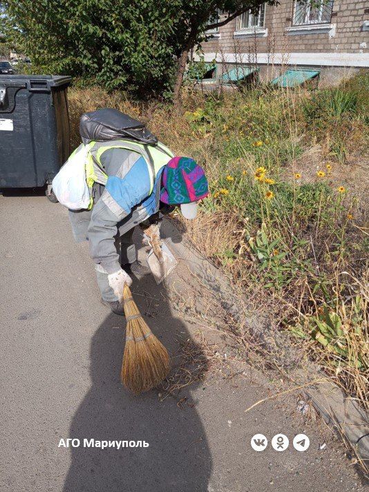 Мариупольские коммунальщики провели уборку дворов в Ильичевском и Орджоникидзевском районах