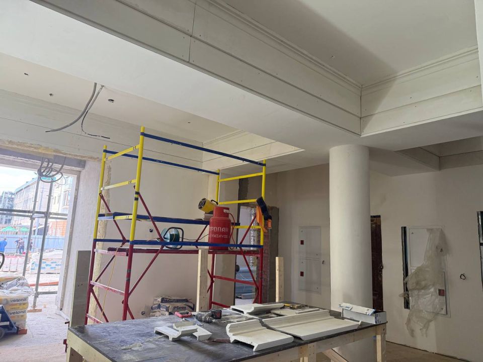 Специалисты из Санкт-Петербурга благоустраивают территорию драмтеатра в Мариуполе Специалисты из Санкт-Петербурга благоустраивают территорию драмтеатра в Мариуполе