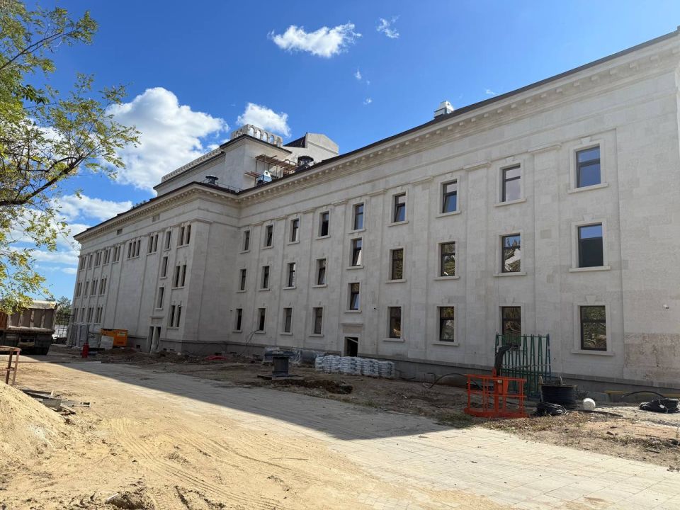 Специалисты из Санкт-Петербурга благоустраивают территорию драмтеатра в Мариуполе Специалисты из Санкт-Петербурга благоустраивают территорию драмтеатра в Мариуполе