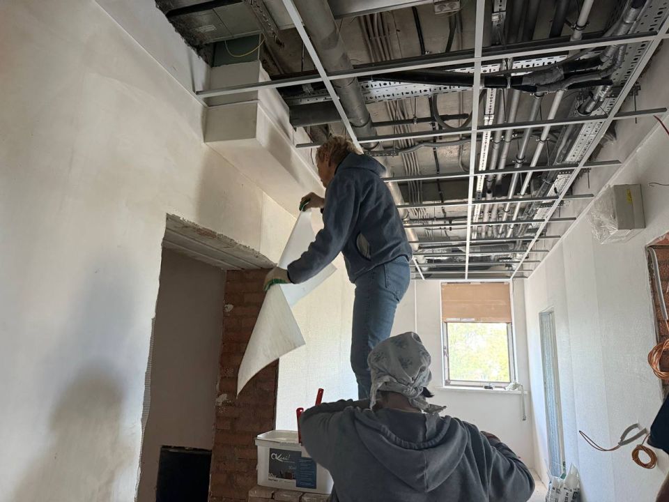 Специалисты из Санкт-Петербурга благоустраивают территорию драмтеатра в Мариуполе Специалисты из Санкт-Петербурга благоустраивают территорию драмтеатра в Мариуполе