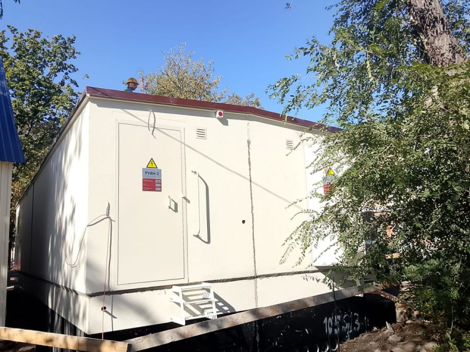 Петербургские энергетики продолжают подключение Мариупольского драмтеатра к электросетям