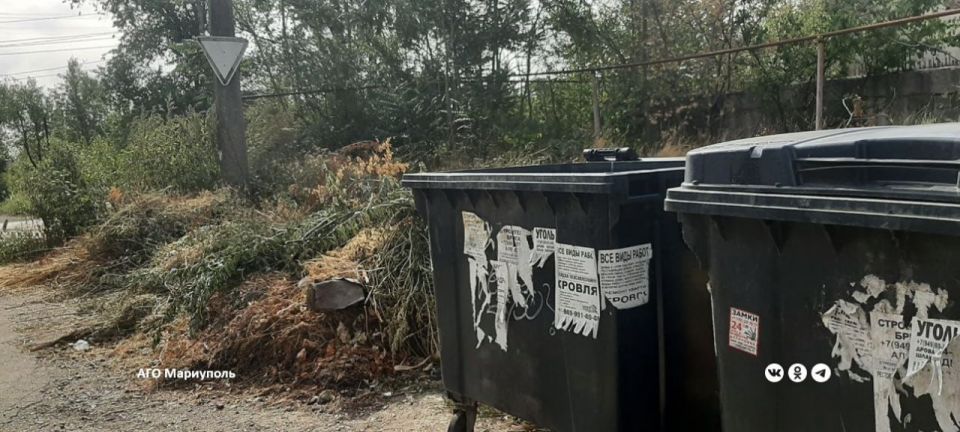 «Коммунальник» расчистил от мусора открытые территории в Жовтневом районе Мариуполя