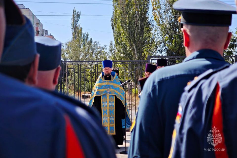 Символ веры и мужества. В Мариуполе священнослужители провели молебен, посвященный Дню памяти иконы Божьей Матери "Неопалимая Купина" Символ веры и мужества. В Мариуполе священнослужители провели молебен, посвященный Дню памяти иконы Божьей Матери "Неопалимая Купина"