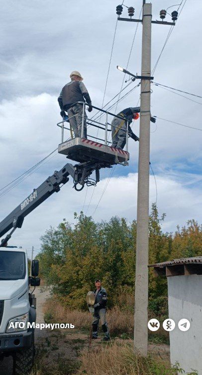 В Мариуполе энергетики обновляют осветительные приборы В Мариуполе энергетики обновляют осветительные приборы