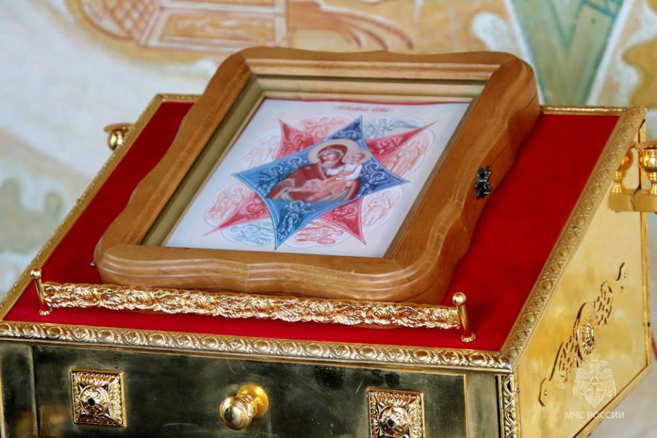 Символ веры и мужества. В Мариуполе священнослужители провели молебен, посвященный Дню памяти иконы Божьей Матери "Неопалимая Купина" Символ веры и мужества. В Мариуполе священнослужители провели молебен, посвященный Дню памяти иконы Божьей Матери "Неопалимая Купина"